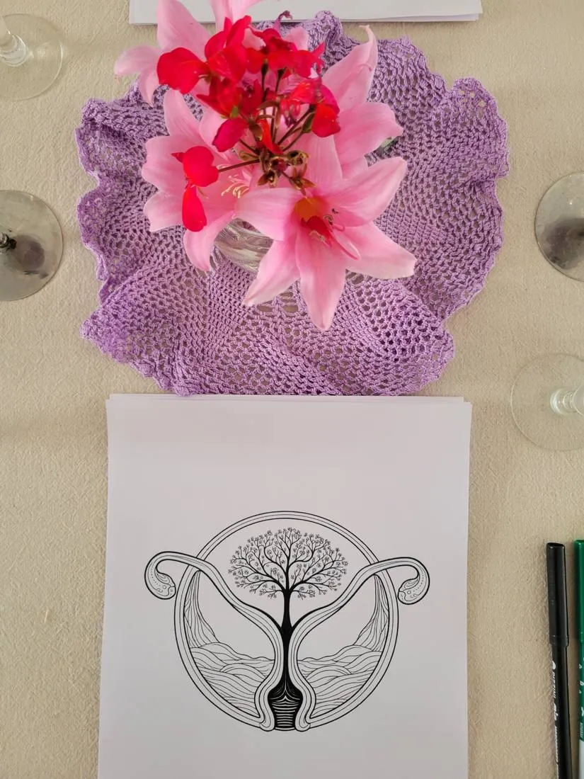 Flores e ilustración de un útero-árbol para colorear