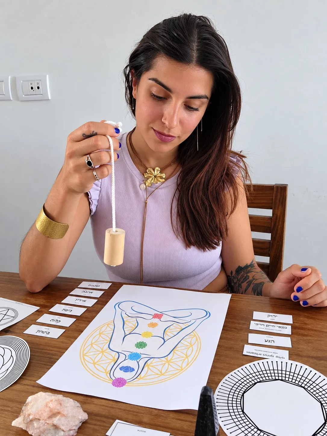 Sesión de Péndulo Hebreo con tarjetas y mapa de chakras
