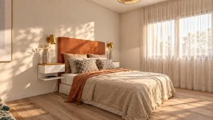 Dormitorio con respaldo terracota y luz cálida