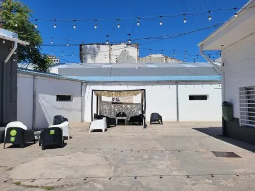 Patio con sector de sillones, antes de la intervención