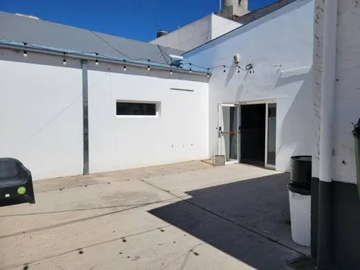 Frente y puerta de ingreso, antes de la intervención