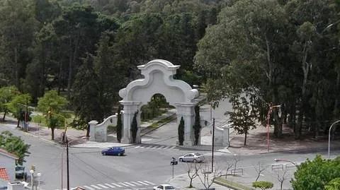 El ingreso al Parque de Mayo antes de la intervención, con la entrada vehicular