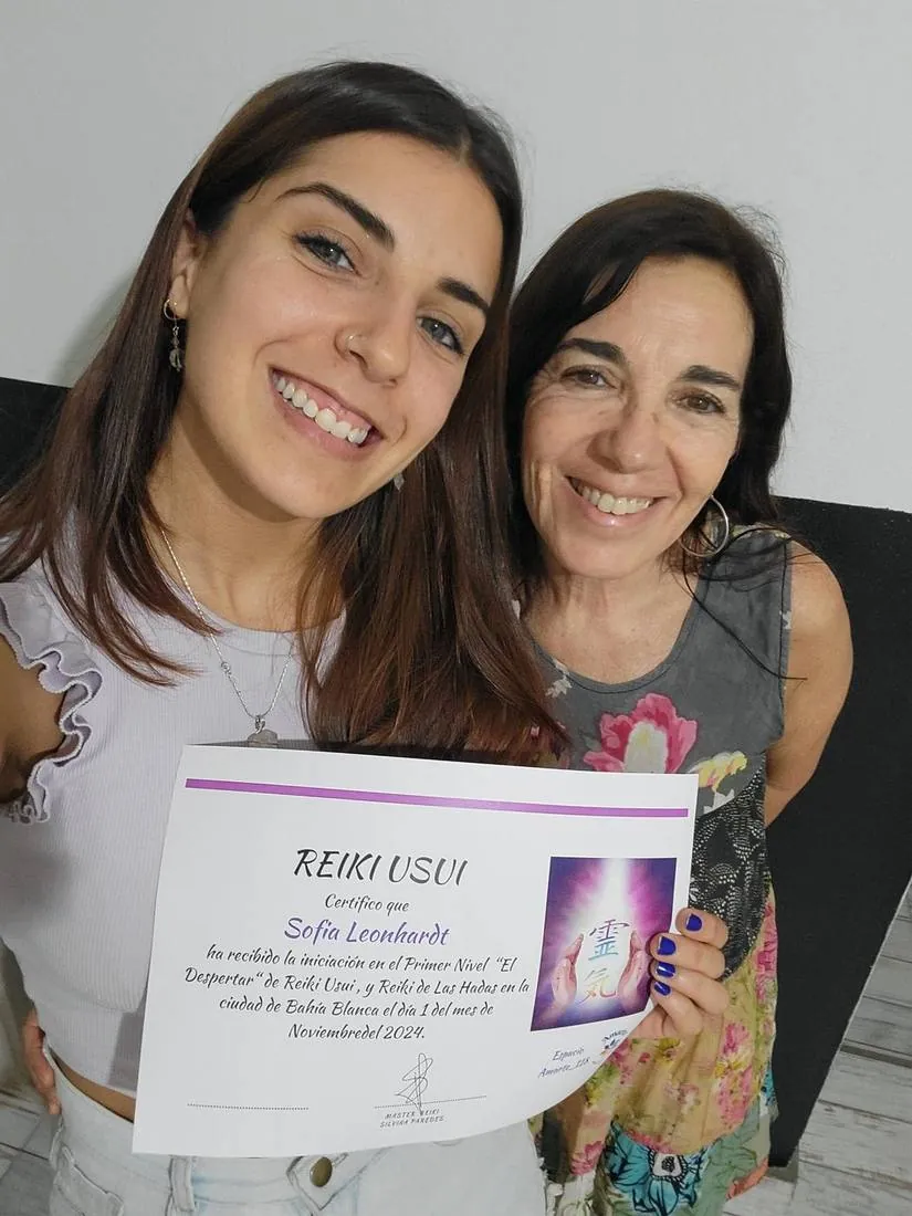 Con mi certificado de iniciación en Reiki Usui, noviembre 2024