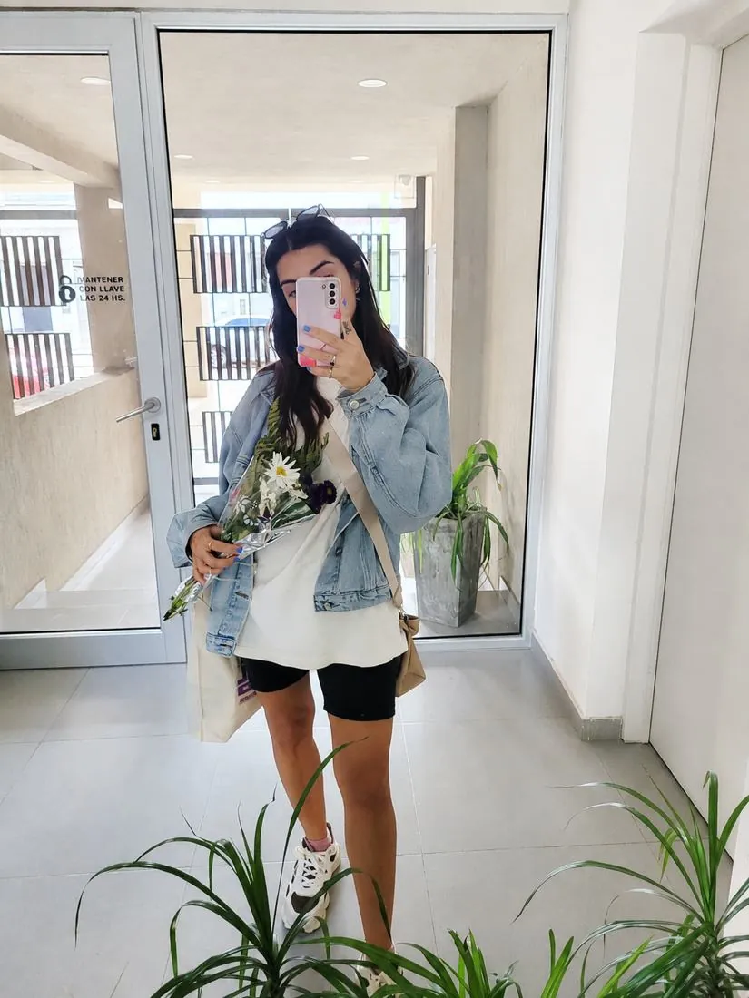 Sofía con un ramo de flores