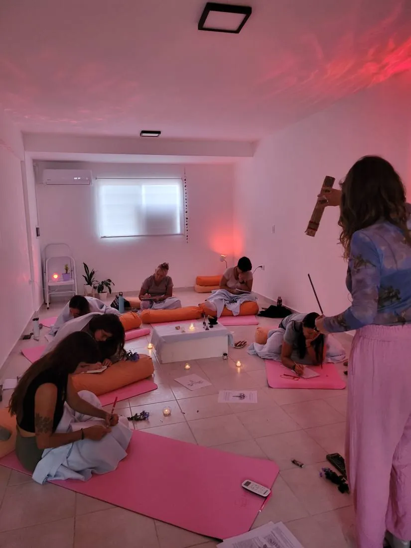 Momento de reflexión luego de la meditación sonora y el Rito de Sanación del Linaje Femenino.