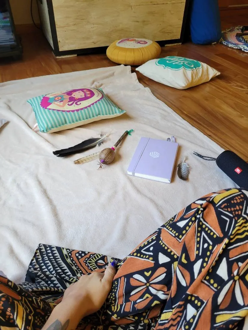 Espacio de trabajo con plumas, sonajero y cuaderno
