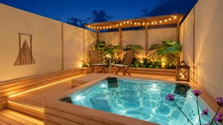 Hidromasaje y pérgola con luces cálidas