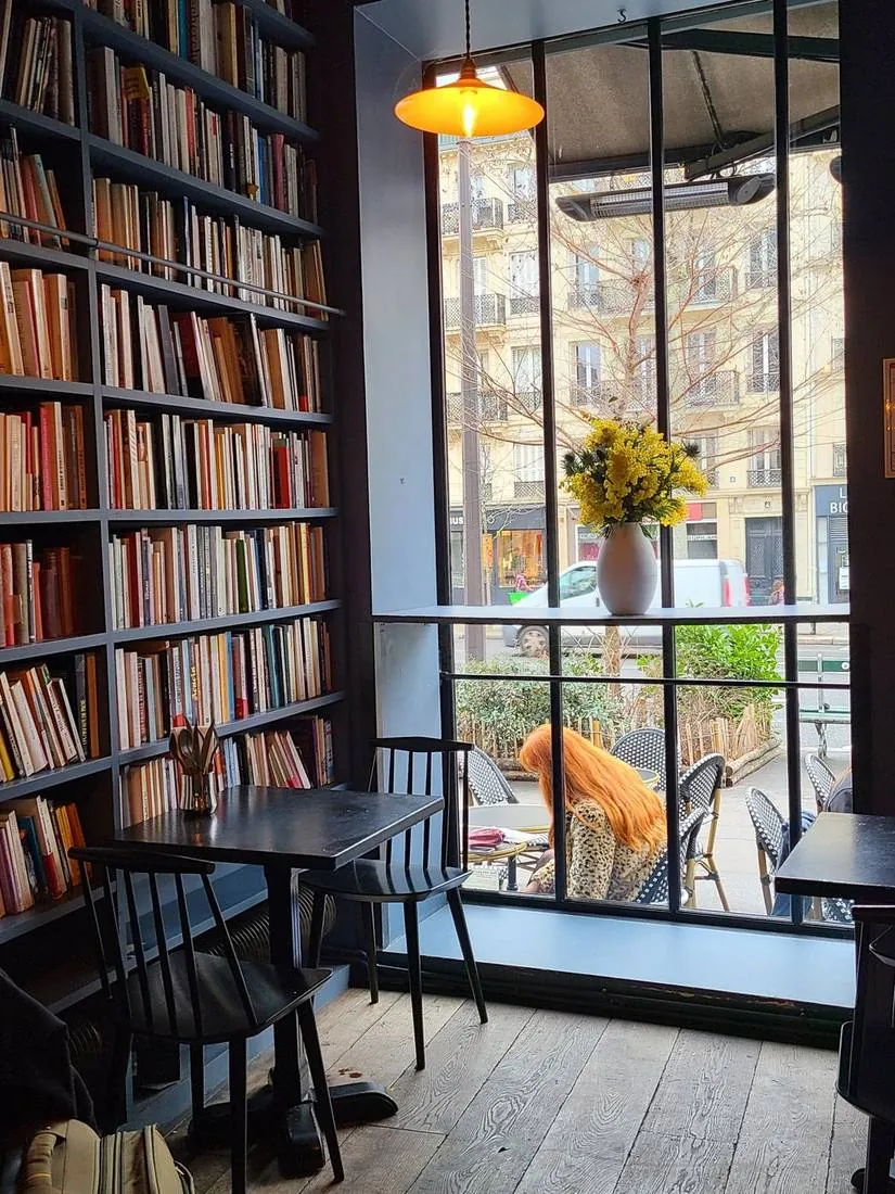 El café ambientado como una vieja librería, en París