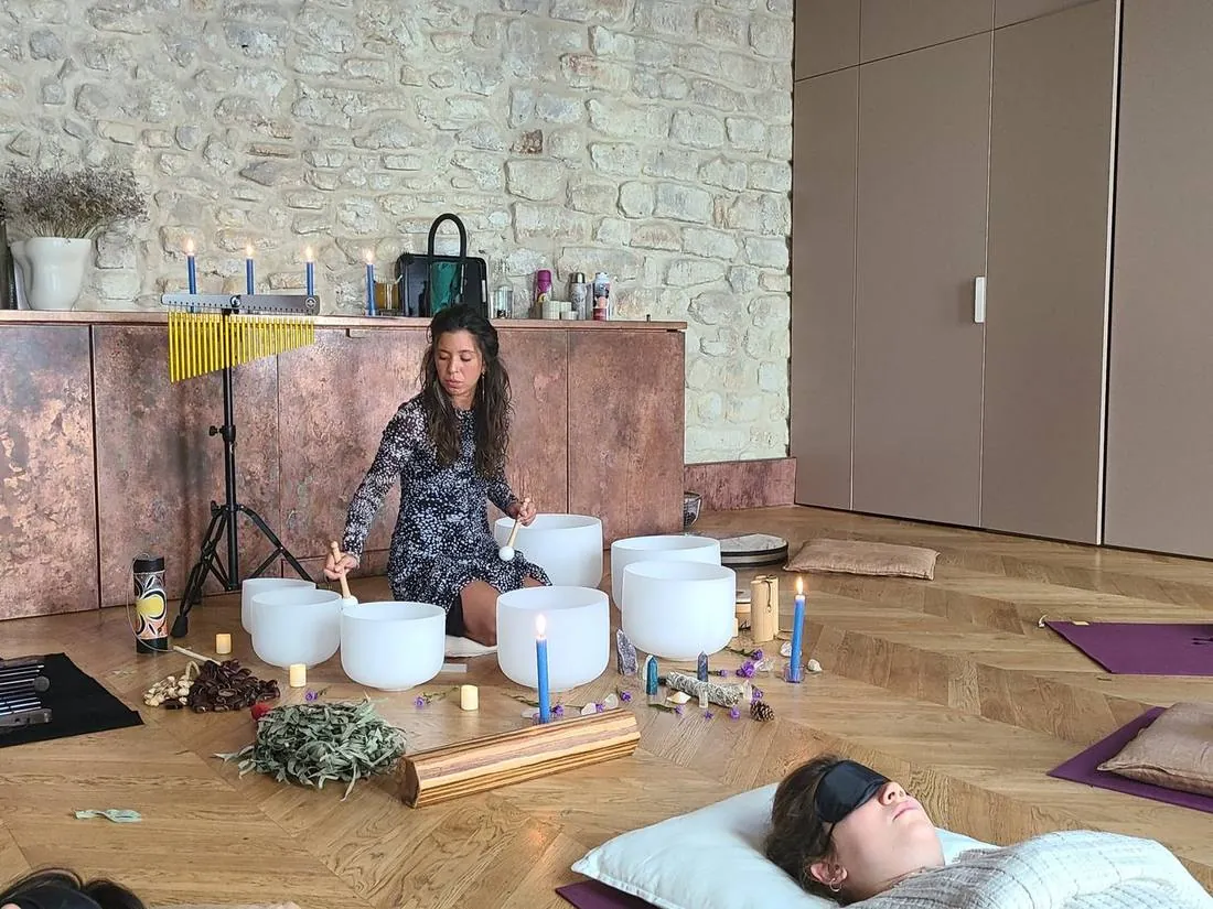 Experiencia inmersiva de sonoterapia con cuencos de cuarzo